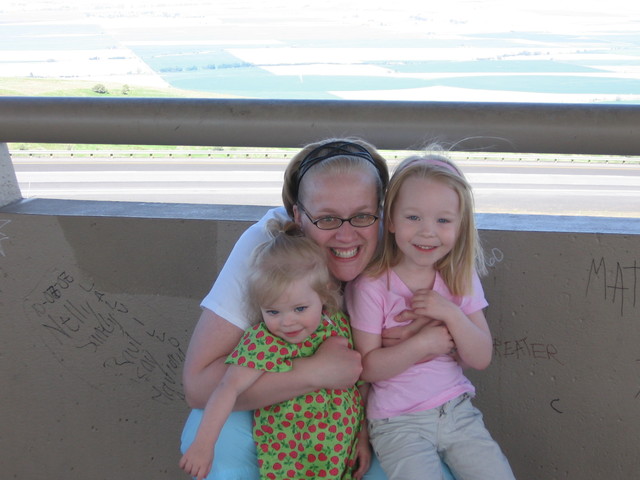 Camille, Sarah, and Emma overlooking Pendleton, OR